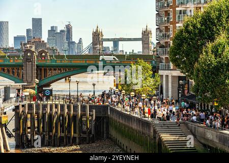 Vista dei ponti sul Tamigi. Southwark Bridge e Tower Bridge dal Millennium Bridge, South Bank. Londra, Inghilterra, Europa Foto Stock