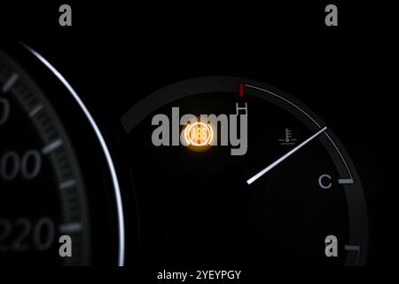 Spia ABS auto, primo piano della spia ABS lampeggiante sul cruscotto auto, concetto di riparazione auto Foto Stock