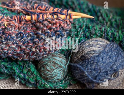 maglieria senza finitura, spille di filato di lana colorato, lavorazione a ago, palla di filato di lana, aghi di legno, artigianato Foto Stock