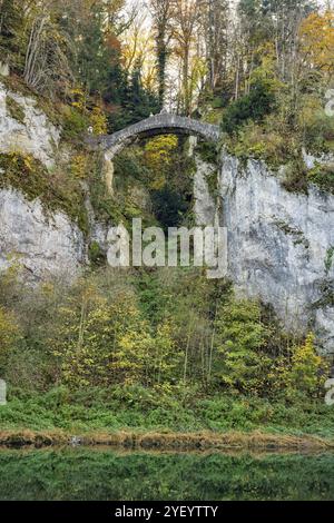 Costruito nel 1895, il Ponte del Diavolo sopra il Danubio, una vista suggestiva nel Parco Principesco di Inzigkofen, conduce oltre la Hoellschlucht Go, profonda quasi 20 metri Foto Stock