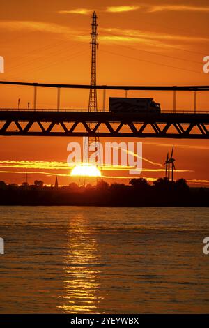 Traffico sul ponte sul Reno Emmerich, strada federale B220, luce serale, con 803 m il ponte sospeso più lungo della Germania poco davanti al Du Foto Stock