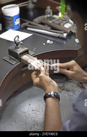 Uomo dello Sri Lanka che taglia un anello, laboratorio di taglio di pietre preziose a Kandy, provincia centrale, Sri Lanka, Asia Foto Stock