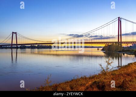 Il ponte sul Reno di Emmerich, strada federale B220, luce serale, a 803 m il ponte sospeso più lungo della Germania, proprio di fronte al confine olandese, Rhin Foto Stock
