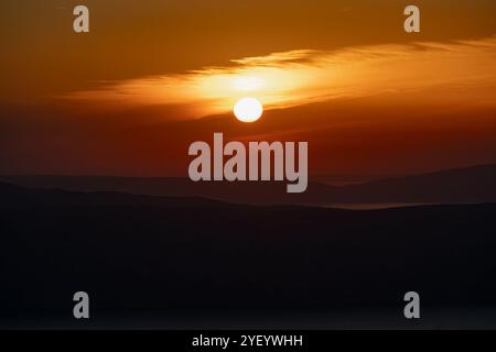 Tramonto nebbioso sulle isole croate dell'Adriatico Krk e Cres. Foto Stock