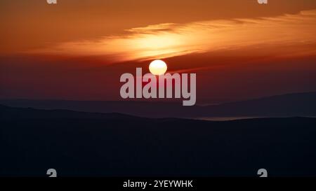 Tramonto nebbioso sulle isole croate dell'Adriatico Krk e Cres. Foto Stock