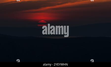 Tramonto nebbioso sulle isole croate dell'Adriatico Krk e Cres. Foto Stock