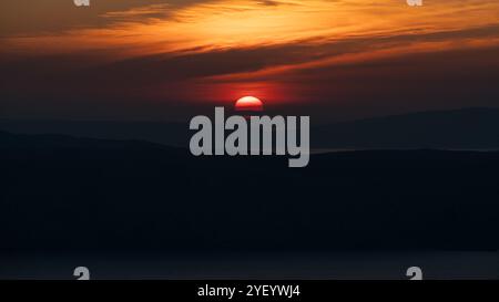 Tramonto nebbioso sulle isole croate dell'Adriatico Krk e Cres. Foto Stock