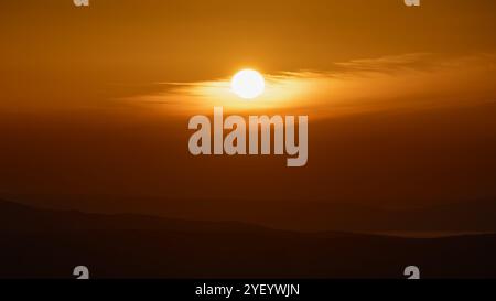 Tramonto nebbioso sulle isole croate dell'Adriatico Krk e Cres. Foto Stock