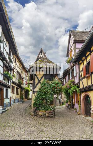 Pittoresca strada storica a Eguisheim, Alsazia, Francia, Europa Foto Stock