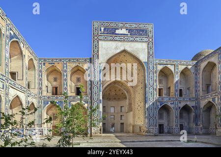 La Madrasa Ulugbek fu costruita all'inizio del XV secolo a Bukhara, Uzbekistan. Cortile Foto Stock