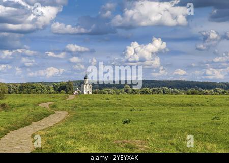 La Chiesa dell'Intercessione della Santa Vergine sul fiume Nerl è una chiesa ortodossa e un simbolo della Russia medievale. Vista dal campo Foto Stock