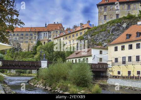 Vista del castello di Cesky Krumlov dal fiume Moldava, repubblica Ceca Foto Stock