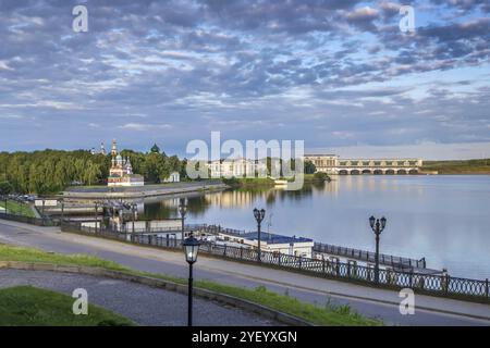 Vista del Cremlino di Uglich dal fiume Volga, Russia, Europa Foto Stock