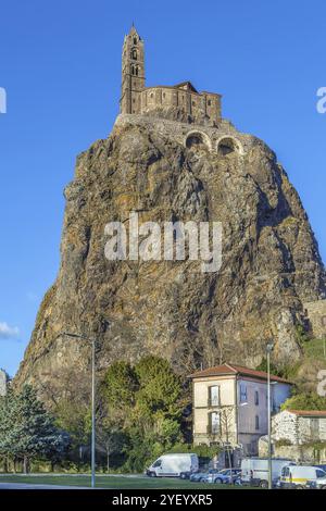 Saint-Michel d'Aiguilhe (San Michele dell'ago) è una cappella sulla roccia a le Puy-en-Velay, Francia, Europa Foto Stock