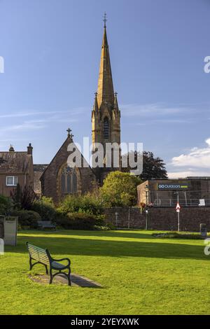 Parco verde nel centro, la Parade con la Chiesa di Sant'Andrea, Fort William, Highlands, Scozia, Gran Bretagna Foto Stock