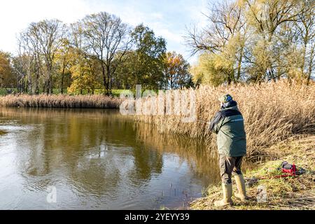 Brieskow Finkenheerd, Germania. 2 novembre 2024. Un pescatore si trova vicino al fiume Oder. Per la seconda volta quest'anno, i pescatori del torrente principale dell'Oder sono invitati a "pescare per la scienza”. Ciò implica l'osservazione dello sviluppo degli stock ittici e l'integrazione dei dati sulle quantità e le dimensioni di pesce che l'Istituto per la pesca interna Potsdam-Sacrow riceve dai pescatori interni. Crediti: Frank Hammerschmidt/dpa/Alamy Live News Foto Stock