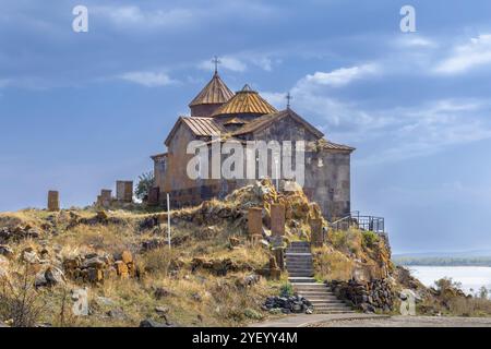 Hayravank è un monastero armeno del IX-XII secolo situato lungo le rive sud-occidentali del lago Sevan, Armenia, Asia Foto Stock