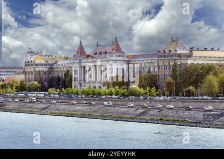 Vista dell'edificio dell'Università di tecnologia ed economia di Budapest dal Danubio, Ungheria, Europa Foto Stock