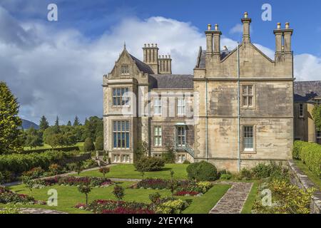 Muckross House si trova tra due dei laghi di Killarney nella contea di Kerry, Irlanda, Europa Foto Stock
