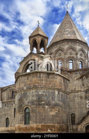 La cattedrale di Etchmiadzin è la chiesa madre della Chiesa apostolica armena, situata nella città di Vagharshapat, Armenia, Asia Foto Stock