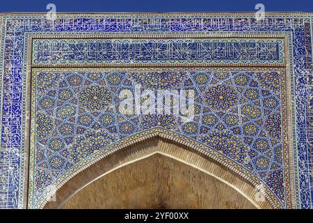 Nadir di Divanbegi Khanaka in piazza Lab-i Hauz, Bukhara, Uzbekistan. Dettagli della facciata Foto Stock
