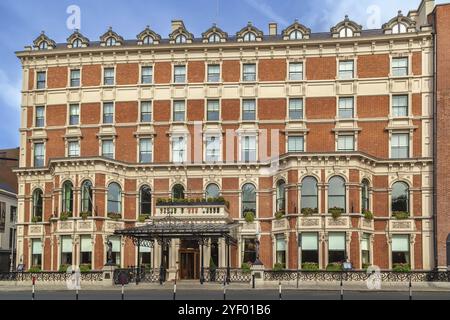 Strada nel centro di Dublino, Irlanda. Edificio dell'hotel Shelbourne Foto Stock