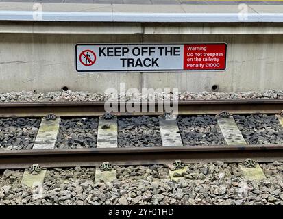 Tieni fuori dalla pista di segnalazione alla stazione ferroviaria di Derby. Foto Stock