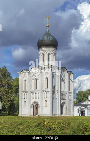 La Chiesa dell'Intercessione della Santa Vergine sul fiume Nerl è una chiesa ortodossa e un simbolo della Russia medievale Foto Stock