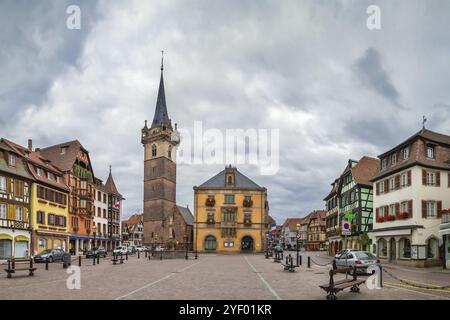 Vista della piazza principale di Obernai con la torre Kapellturm e il municipio, Alsazia, Francia, Europa Foto Stock
