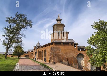 Torre dell'orologio e muro a Nizhny Novgorod Cremlino, Russia, Europa Foto Stock