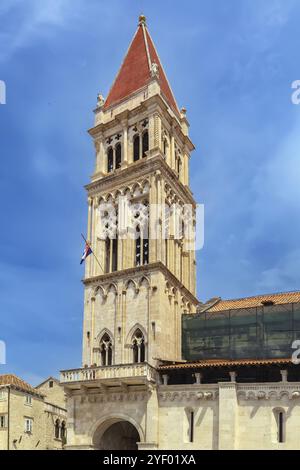 Cattedrale di San Lawrence è una basilica cattolica romana costruita in stile romanico-gotico a Trogir, Croazia. Torre Foto Stock