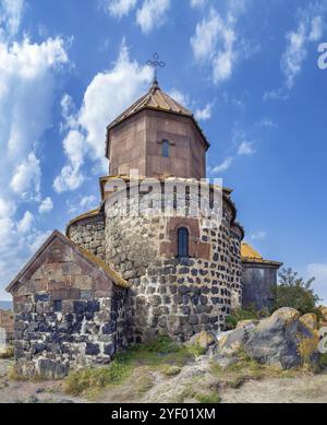 Hayravank è un monastero armeno del IX-XII secolo situato lungo le rive sud-occidentali del lago Sevan, Armenia, Asia Foto Stock