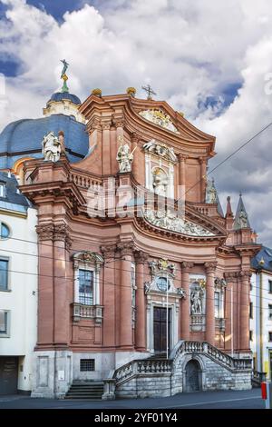 Facciata barocca della chiesa di Neumunster, Wurzburg, Germania, Europa Foto Stock