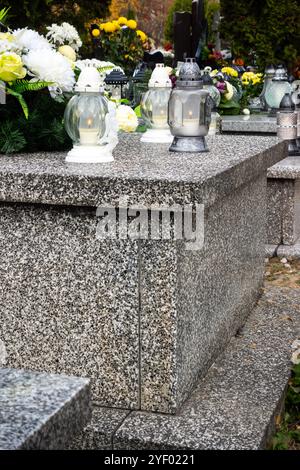 Tombe con candele durante la celebrazione dell'All Souls' Day il 1° novembre. Foto scattate durante il giorno in piena luce naturale Foto Stock