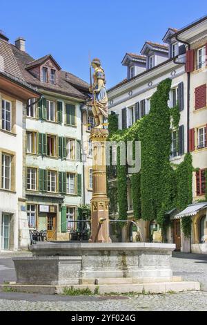 Piazza con fontana nel centro di Biel, Svizzera, Europa Foto Stock