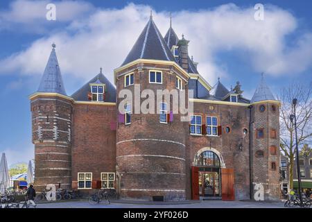 Il Waag (Weigh House) è un edificio del 15th secolo situato in piazza Nieuwmarkt ad Amsterdam, nei Paesi Bassi Foto Stock