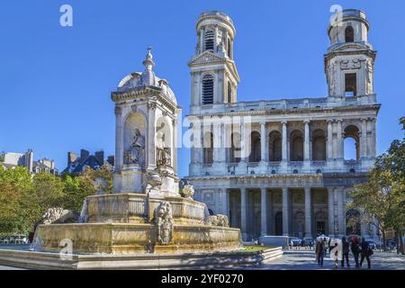 Chiesa Saint-Sulpice è una chiesa cattolica romana di Parigi, in Francia. Vista della facciata con fontana Foto Stock