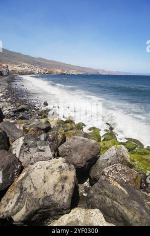 Spiaggia di sabbia nera nella famosa città di Candelaria a Tenerife, Isole Canarie, Spagna, Europa Foto Stock