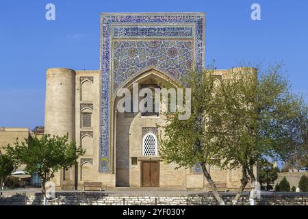 Nadir Divanbegi Khanaka in piazza Lab-i Hauz, Bukhara, Uzbekistan, Asia Foto Stock