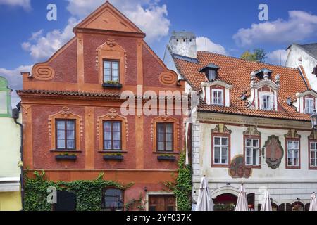 Strada con case storiche nel centro di Cesky Krumlov, repubblica Ceca Foto Stock