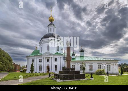 Chiesa della Natività della Beata Vergine e Monumento al Reggimento Pernov a Vyazma, Russia, Europa Foto Stock