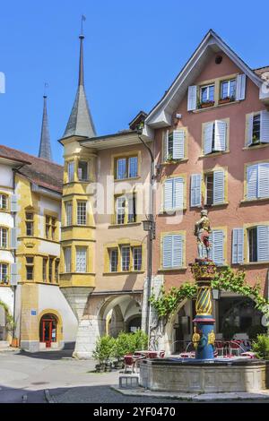 Piazza con fontana nel centro di Biel, Svizzera, Europa Foto Stock