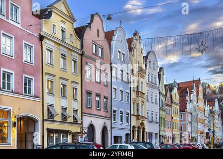 Case storiche su Neustadt Street a Landshut, Germania, Europa Foto Stock