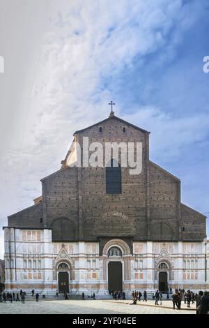 La Basilica di San Petronio è la chiesa principale di Bologna, Emilia Romagna. Domina Piazza maggiore. È la quindicesima chiesa più grande del mondo Foto Stock