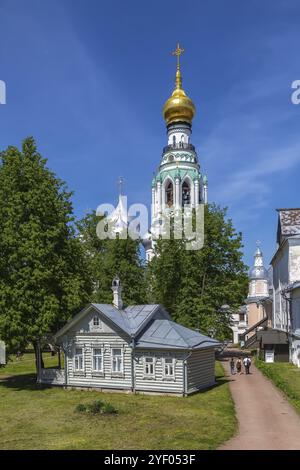 Vista del campanile della cattedrale di Santa Sofia dal Cremlino di Vologda, Russia, Europa Foto Stock