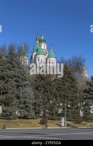 Vista della Cattedrale dell'assunzione dal giardino, Astrakhan, Russia, Europa Foto Stock