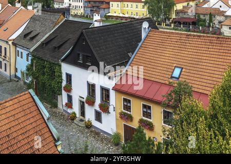 Strada con case storiche nel centro di Cesky Krumlov, repubblica Ceca Foto Stock