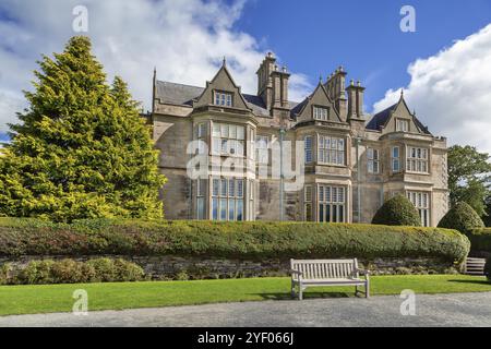 Muckross House si trova tra due dei laghi di Killarney nella contea di Kerry, Irlanda, Europa Foto Stock