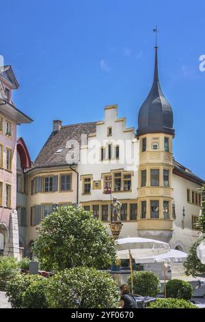 Piazza con fontana nel centro di Biel, Svizzera, Europa Foto Stock