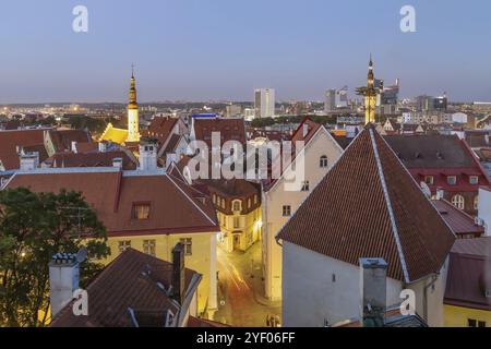 Vista panoramica di Tallinn dalla collina di Toompea, Estonia. Di sera Foto Stock